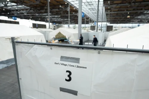 Das Dorf 3 in der Messehalle 27: Zelte mit Betten, Tische und St&uuml;hle und Schr&auml;nke f&uuml;r aus der Ukraine gefl&uuml;chtete Menschen.